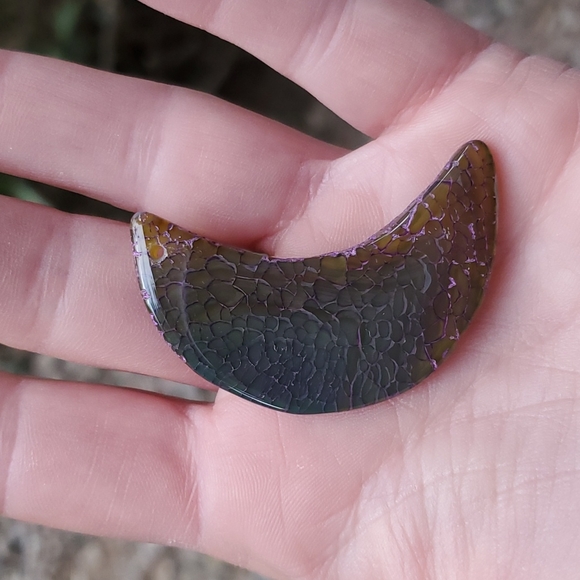 New Dragon Veins Agate Crescent Moon Pendant. - Picture 8 of 11